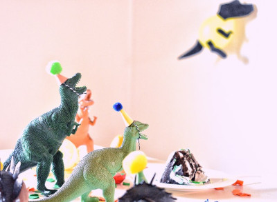 Dinosaurier mit Hüten