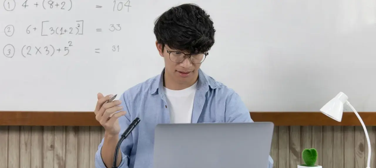 Junge unterrichtet am Computer Mathe